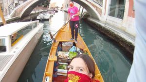 Susuri Sungai, Para Wanita di Venesia Kirimkan Makanan untuk Warga