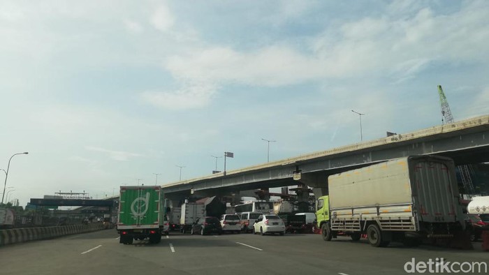 Tol Cikampek hari pertama pelarangan mudik