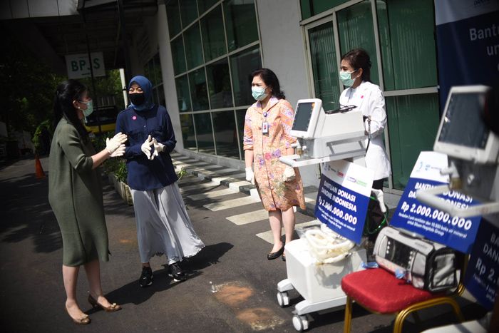 Ventilator untuk RS Rujukan COVID-19 Pihak swasta juga turut bahu membahu memerangi COVID-19. Seperti pengadaan alat kesehatan berupa Ventilator ini untuk Siloam Hospitals Group yang menangani Pasien Corona.