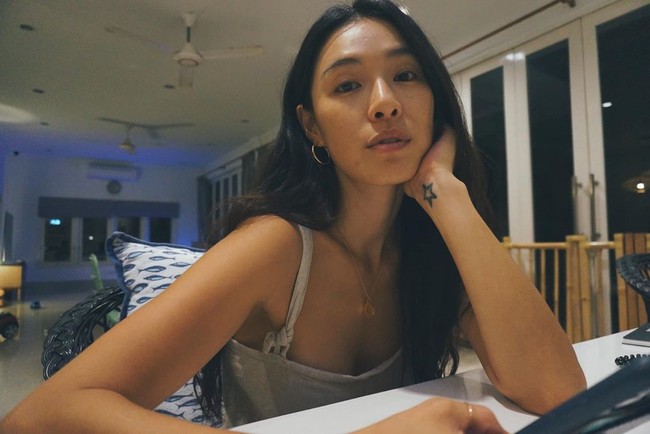 Kahi pun sempat kecewa karena foto bersama anak-anaknya menjadi bahan pembicaraan. Ia membela dengan mengaku merasa was-was mengajak anak-anaknya ke pantai karena bosan berdiam diri di rumah. Foto: dok. Instagram @kahi_korea