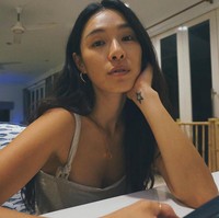 Kahi pun sempat kecewa karena foto bersama anak-anaknya menjadi bahan pembicaraan. Ia membela dengan mengaku merasa was-was mengajak anak-anaknya ke pantai karena bosan berdiam diri di rumah. Foto: dok. Instagram @kahi_korea