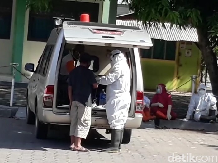 Hasil rapid test positif, 12 peserta Ijtima Gowa di Brebes diisolasi di Islamic Center, Jumat (24/4/2020).