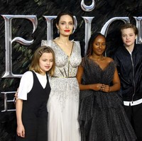 Diberlakukannya lockdown dan social distancing karena virus Corona membuat kegiatan belajar mengajar terpaksa dilakukan di rumah. Angelina Jolie pun mengakui tantangan homeschooling bersama enam anaknya. Aku mengerti para orangtua ditantang mengikuti homeschooling dan mungkin lebih sulit bagi orangtua daripada anak-anaknya, kata Jolie, seperti dikutip dari Female First. Foto: Getty Images