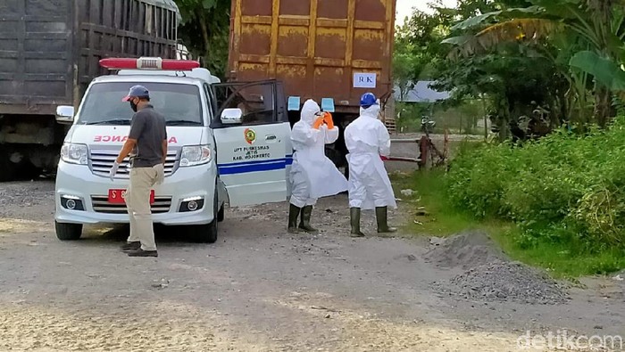 evakuasi pasutri dengan apd