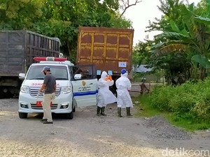 Pasutri Positif Corona di Mojokerto Dievakuasi Petugas Pakai APD Lengkap