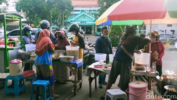 Sebagian penjual dan pembeli tak kenakan masker