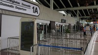 Suasana lengang di Terminal 1 A Bandara Soekarno Hatta, Tangerang, Banten. Pemerintah melalui Kementerian Perhubungan menghentikan sementara aktifitas penerbangan komersil terjadwal baik dalam dan luar negeri terhitung mulai 24 April hingga 1 Juni 2020. Hal tersebut merupakan bagian dari pengendalian transportasi selama masa mudik Lebaran 1441 H untuk mencegah penyebaran COVID-19. ANTARA FOTO/MUHAMMAD IQBAL.