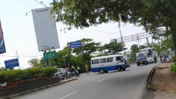 Penegakan aturan larangan mudik lebaran di perbatsan Bekasi-Karawang
