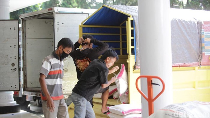 Pemkab Bandung mulai distribusikan paket sembako untuk warga terdampak PSBB