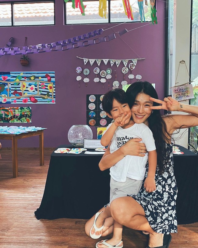 Ini bukan kali pertama Kahi menjadi kontroversi. Sebelumnya pada Maret lalu, penyanyi berusia 39 tahun ini dikecam setelah ketahuan membawa anaknya berlibur di pantai ketika semua orang diimbau untuk berdiam diri dan tetap berada di rumah. Foto: dok. Instagram @kahi_korea