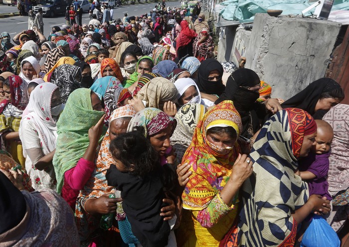 Ramadhan tiba, warga muslim dunia saling berlomba-lomba dalam kebaikan. Termasuk di Pakistan, warga berbondong-bondong menunggu antrean bantuan untuk berbuka puasa.