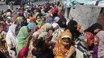 Antrean Panjang Warga Pakistan Menanti Bantuan