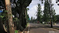 Pantauan hari ini Jumat 24 April 2020, kondisi jalanan lengang, Hanya sesekali ada sepeda motor yang melintas.