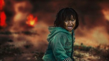 Potret seorang anak saat terjadi penggundulan hutan. Bored Panda/Agora Images/@thaibana.vn