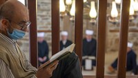 Setengah penduduk Muslim dunia berada di negara Asia, Eropa dan Timur Tengah. Banyak kebiasaan dari umat Muslim yang tampaknya tidak akan bisa dilakukan pada Ramadhan tahun ini akibat sejumlah kebijakan mulai dari keharusan menjaga jarak hingga larangan keluar rumah. AP Photo/Almir Alic.