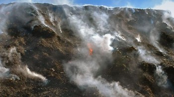 Ketika cuaca menjadi sangat panas dan kering, area pembuangan sampah yang besar terbakar karena gas metana yang tersimpan di bawahnya. Bored Panda/Agora Images/cymot