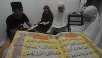 Tetapi umat Muslim Indonesia tetap melakukan ibadah bersama keluarga di rumah saat Ramadhan, seperti membaca Al-Quran. ANTARA FOTO/Saiful Bahri.