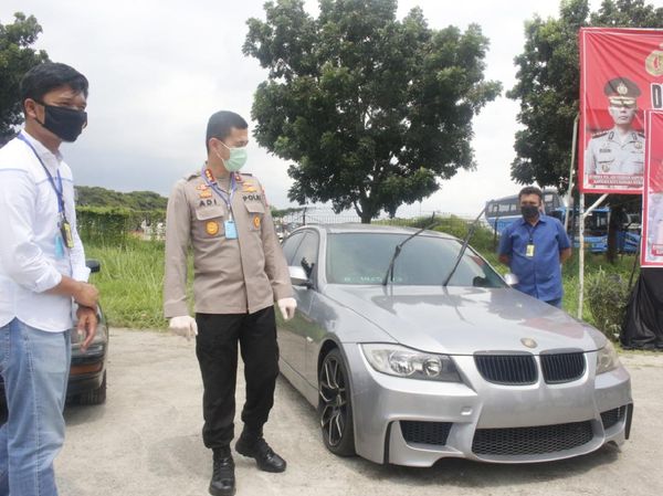 Potret 7 Mobil Parkir Bertahun-tahun di Soetta, Didenda Ratusan Juta