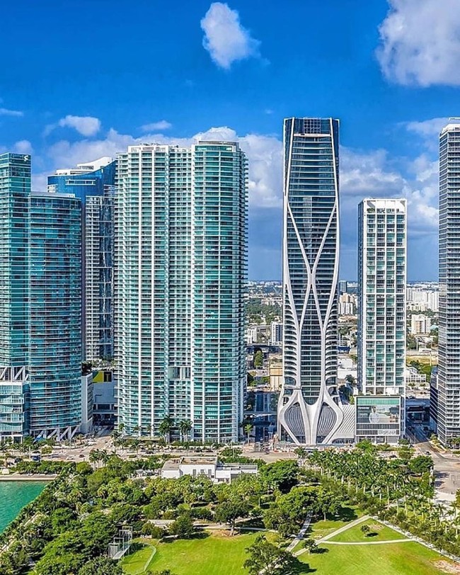 Memiliki luas 960 persegi, satu unit apartemen yang menempati satu lantai ini terdiri dari lima ruang tidur dan enam kamar mandi. Apartemen tersebut berada di puncak dari gedung 62 lantai ini. (Foto: Instagram)