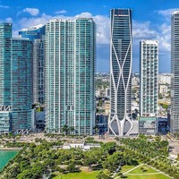 Memiliki luas 960 persegi, satu unit apartemen yang menempati satu lantai ini terdiri dari lima ruang tidur dan enam kamar mandi. Apartemen tersebut berada di puncak dari gedung 62 lantai ini. (Foto: Instagram)