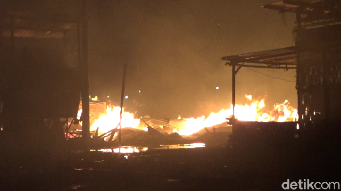 Pabrik pengolahan kayu sengon milik PT Kanawood di Lumajang ludes terbakar. Si jago merah dengan cepat melalap kayu playwood di bagian produksi.
