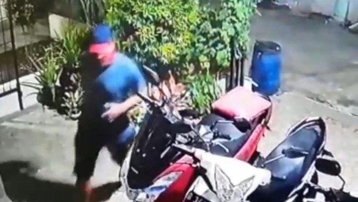 Terekam CCTV, Pria Kekar Curi 4 Sepeda dan 1 Helm di Bekasi