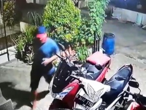 Terekam CCTV, Pria Kekar Curi 4 Sepeda dan 1 Helm di Bekasi