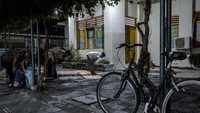 Pelarangan itu bukan tanpa alasan. Hingga kini lebih dari 7.775 kasus terkonfirmasi COVID-19 dengan setidaknya 647 kematian yang tercatat. Pandemi virus Corona ini telah menyebar ke lebih dari 200 negara dan wilayah di seluruh dunia, merenggut lebih dari 175.000 jiwa dan menginfeksi lebih dari dua juta orang lebih.