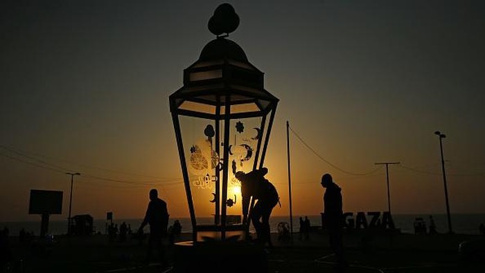 Seluruh umat Muslim di dunia berlomba kumpulkan kebaikan di bulan suci Ramadhan. Wabah COVID-19 pun tak surutkan semangat mereka untuk beribadah di bulan suci.