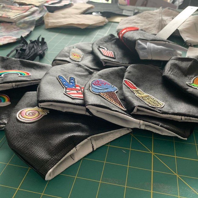 Bisa dilihat jika masker buat Ashlyn tidak seperti masker medis atau kain biasa. Masker dibuat dengan warna hitam dan hadir dengan emblem berbagai motif yang membuatnya tampak lebih stylish. Foto: Instagram @pin2gether