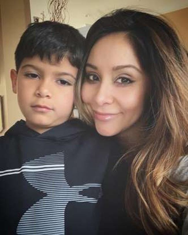 Bintang reality TV Snooki harus berperan sebagai guru yang mengajari anak-anaknya di rumah, agar mereka mau menurut. Bilang ke anak-anak kalau mereka harus memanggilku Bu LaValle. Mereka harus mngacungkan tangan dan minta izin kalau mau ke kamar mandi. Lalu kami akan makan siang dan kalau ada anak yang nakal, mereka harus menghadap kepala sekolah (Jionni LaValle, suami Snooki -red), ungkapnya. Foto: Instagram