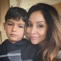 Bintang reality TV Snooki harus berperan sebagai guru yang mengajari anak-anaknya di rumah, agar mereka mau menurut. Bilang ke anak-anak kalau mereka harus memanggilku Bu LaValle. Mereka harus mngacungkan tangan dan minta izin kalau mau ke kamar mandi. Lalu kami akan makan siang dan kalau ada anak yang nakal, mereka harus menghadap kepala sekolah (Jionni LaValle, suami Snooki -red), ungkapnya. Foto: Instagram