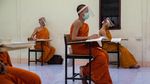 Biksu Muda Bermasker saat Harus Tetap Sekolah di Tengah Corona