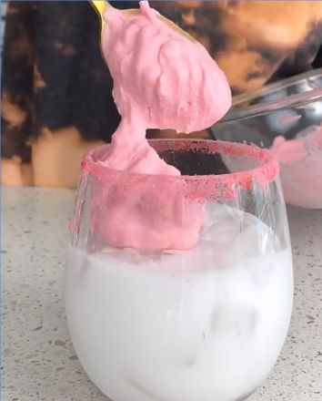  Susu  Strawberry Kocok  Jadi Tren Minuman Viral di TikTok