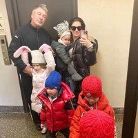 Istri Alec Baldwin, Hilaria Baldwin, mengandalkan belajar dari rumah dengan mengunduh berbagai aplikasi online yang sifatnya edukatif. Aku menggabungkan belajar dengan kertas dan pensil, juga unduh aplikasi edukatif. Yang aku pelajari saat ini adalah semakin pelajarannya bevariasi, semakin efektif untuk mereka, kata ibu lima anak ini. Foto: Instagram