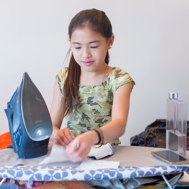 Ashlyn membuat 20 masker per hari untuk didonasikan tak hanya kepada para tenaga medis tapi juga tetangga sekitar. Dilansir AsAm News, ia sudah memberikan paling tidak 150 masker dan berencana untuk membagikan lebih dari 500 masker yang dibuat sendiri.Foto: Instagram @pin2gether