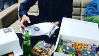 Sebelum manggung, Rain dapat kiriman makanan dari para penggemarnya. Ada salad, steak, hingga kue manis. Foto: Instagram @rain_oppa