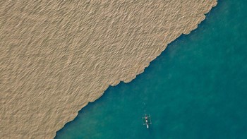 Bisa dilihat sungai berlumpur di sisi kiri foto, dan laut di sisi kanan. Meskipun garis pembagian masih jelas, beberapa sedimen sungai sudah mulai bercampur dengan air laut. Hujan pertama di tahun itu telah bergabung dengan Sungai Comoro dengan membawa segala macam sampah, kotoran, dan puing-puing. Sampah yang datang bersama sungai adalah musuh bagi karang dan bentuk kehidupan laut lainnya yang hidup di pantai Timor. Bored Panda/Agora Images/joao.galamba