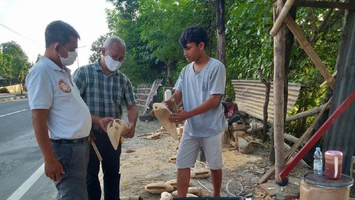 Pedagang kentungan akar bambu di Klaten