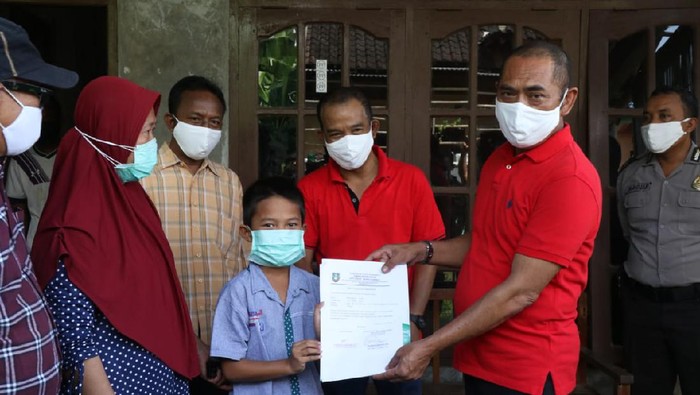 Walkot FX Hadi Rudyatmo mengantarkan pemudik yang telah rampung dikarantina, Jumat (24/4/2020).