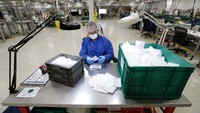 General Motors memproduksi alat kesehatan untuk menjawab permintaan dari perawat, dokter, dan paramedis yang tengah berjuang melawan virus Corona. AP Photo/Paul Sancya.