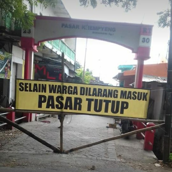 Seorang PDP Corona di Bojonegoro meninggal dunia pada Kamis (23/4) malam. Jenazah pasien dimakamkan dengan protap penanganan Corona.