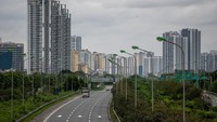 Setiap pagi dan sore, warga akan mendengar pembaruan dari pengeras suara dari kendaraan yang lewat. Mereka diberi tahu secara detail di mana kasus terbaru berada