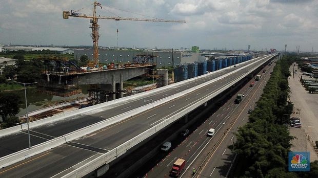 Pengecekan Jalur Akses Cikarang Barat, Akses transportasi mobil pribadi dan bus angkutan penumpang dari tol Jakarta Cikampek menuju Karawang ditutup mulai Jumat (24/4/2020) jam 00.00 WIB. (CNBC Indonesia/Andrean Kristianto)