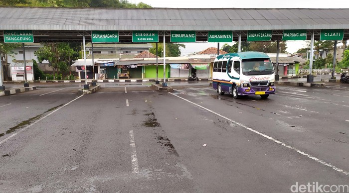 Larangan mudik mulai diberlakukan hari ini, Jumat (24/4). Hal ini berimbas pada sepinya aktivitas di Terminal Pasirhayam Kabupaten Cianjur.