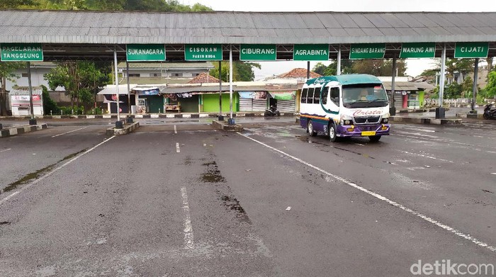 Larangan mudik mulai diberlakukan hari ini, Jumat (24/4). Hal ini berimbas pada sepinya aktivitas di Terminal Pasirhayam Kabupaten Cianjur.