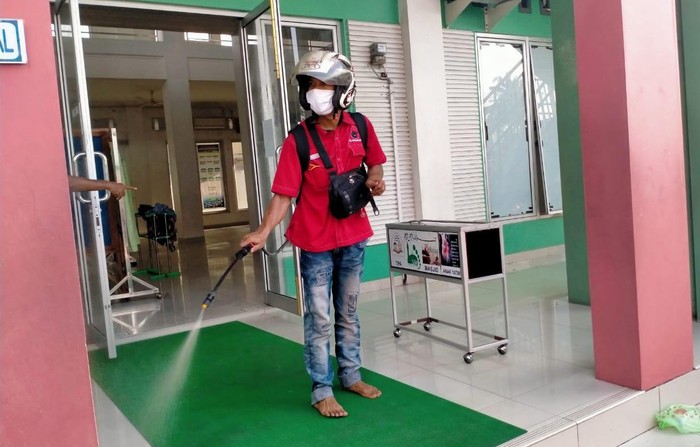 Penyemprotan Disinfektan di Sumbar Terus Dilakukan Untuk memutus mata rantai penyebaran virus Corona di Sumatera Barat, penyemprotan disinfektan terus dilakukan oleh berbagai elemen masyarakat.