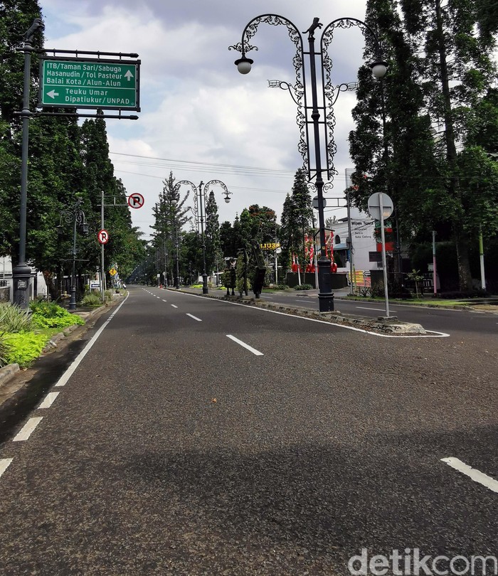 Kawasan Dago Bandung terlihat sangat sepi saat penerapan PSBB Bandung Raya. Begini kondisinya.