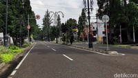 Karena akses menuju Jalan Dago ditutup, warga memarkirkan kendaraannya di jalan-jalan sekitarnya lalu berjalan kaki menuju tempat tujuan.