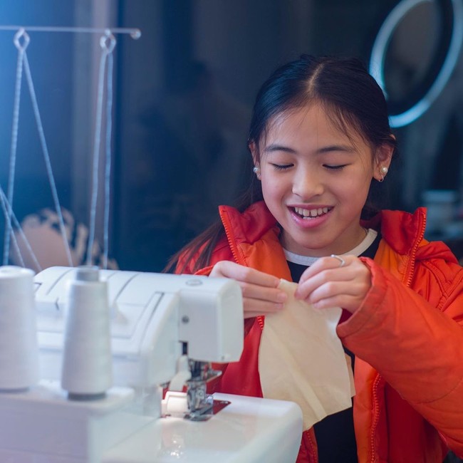 Mengetahui kurangnya masker untuk para tenaga medis dan orang-orang pada umumnya, Ashlyn mulai membuatkan desain masker untuk para dokter dan perawat di rumah sakit daerahnya. Foto: Instagram @pin2gether